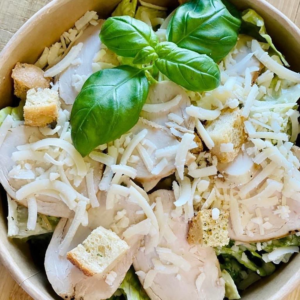Dies ist der Caesar Salat, mit Käse und Brotstücken verziert