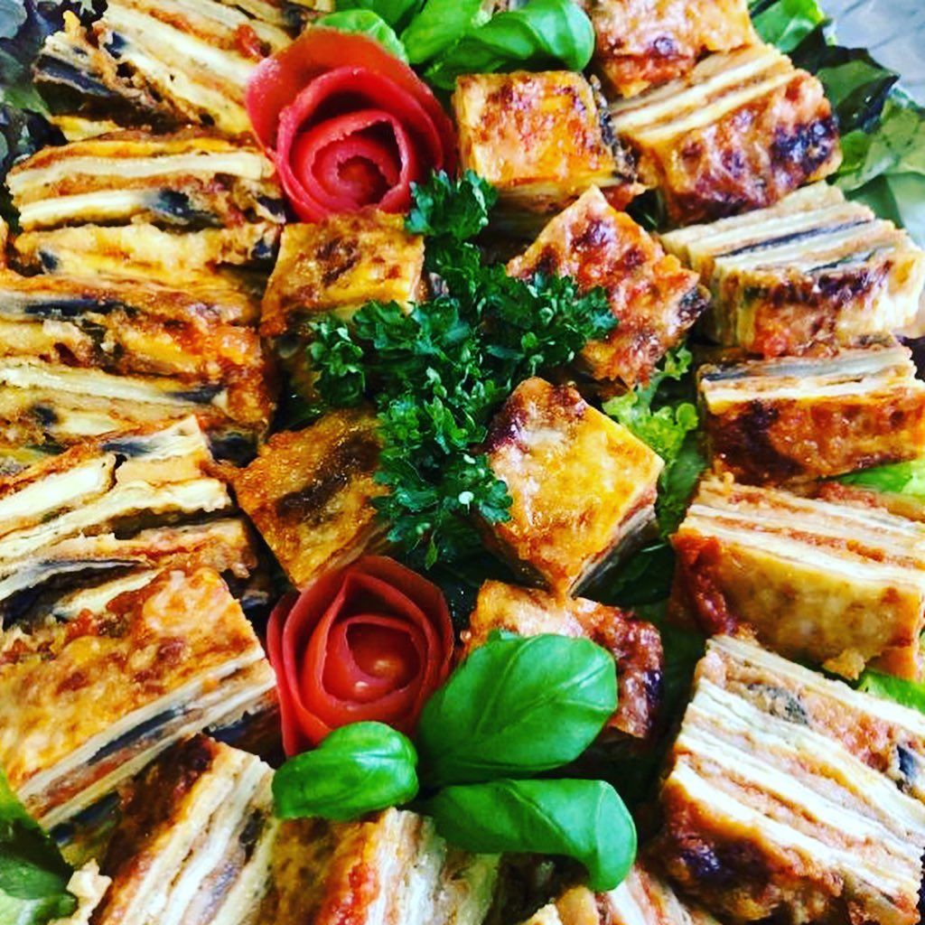 Ein Bild von italienischem Essen, wie in einem Buffet