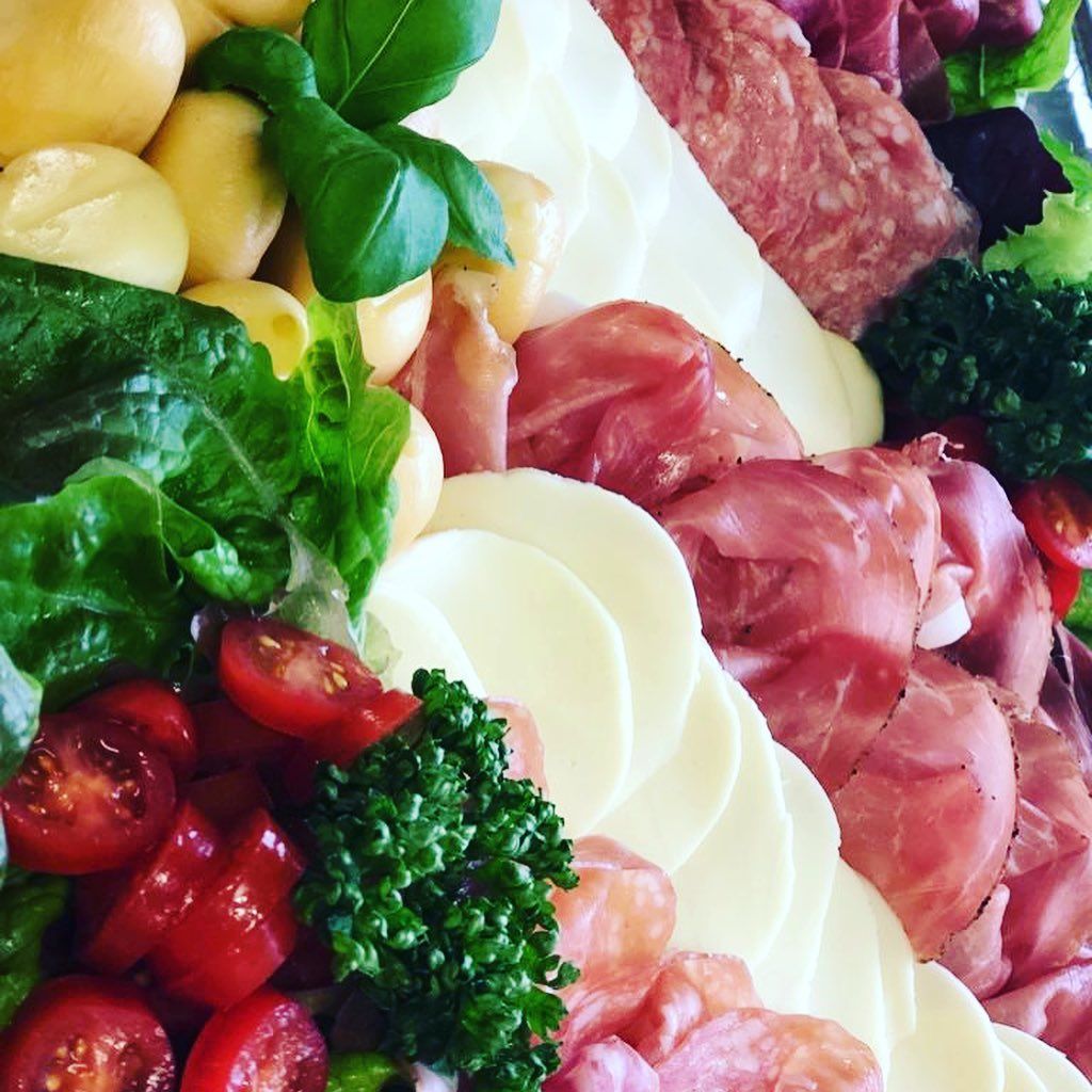 Ein Bild von italienischem Essen, wie in einem Buffet