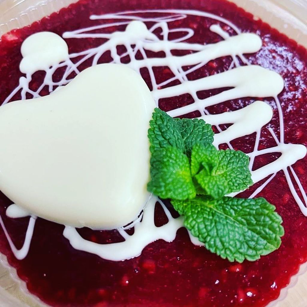 Hier sieht man den Panna Cotta, welcher aus einem Himbeerpüree mit einer weißer Soße drüber besteht