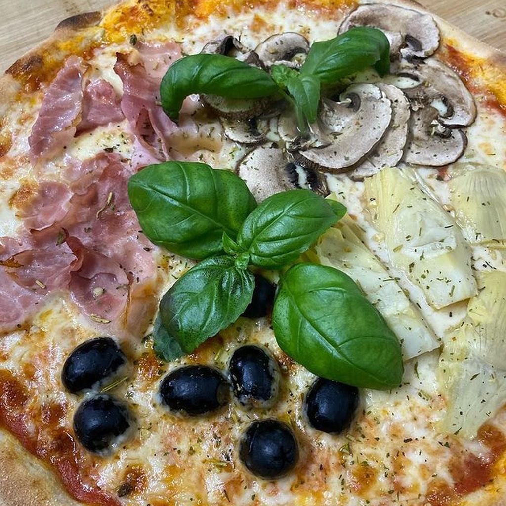 Auf dieser Pizza sind vier verschiedene Belege zu sehen