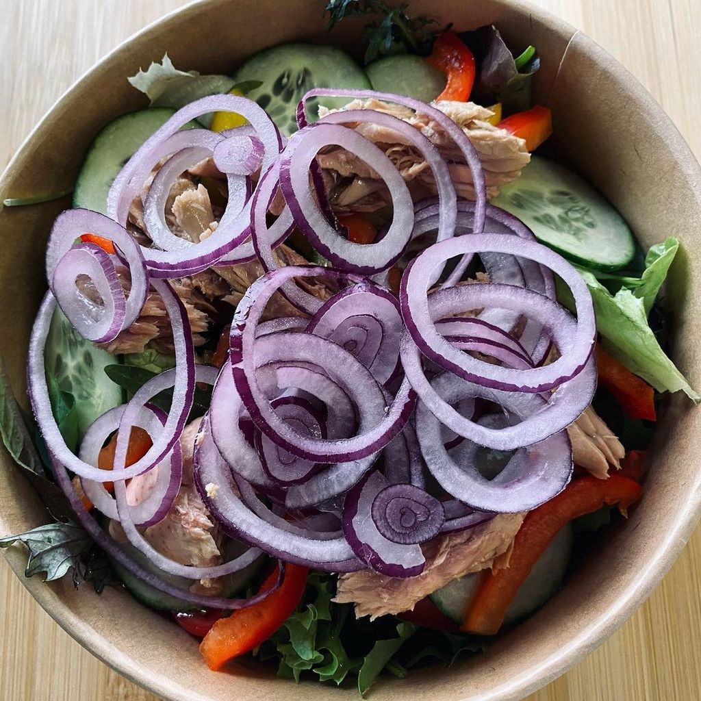 Der Salat Mista, der aus verschiedenem Gemüse besteht und hier mit Thunfisch zubereitet wurde