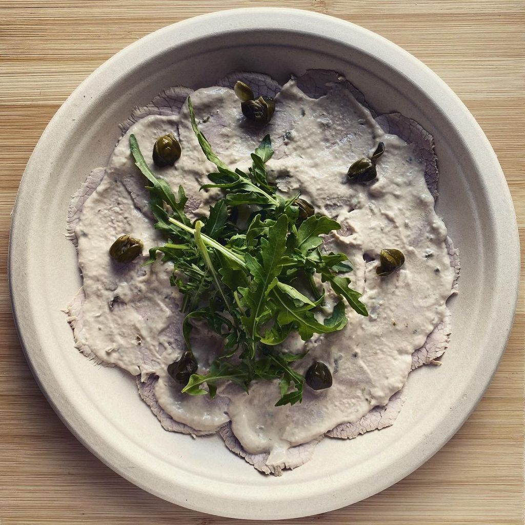 Das Gericht Vitello ist hier zu sehen. Es besteht aus dünnem Kalbfleisch überzogen von Thunfischcreme und oben drauf noch Kapern und Rucola